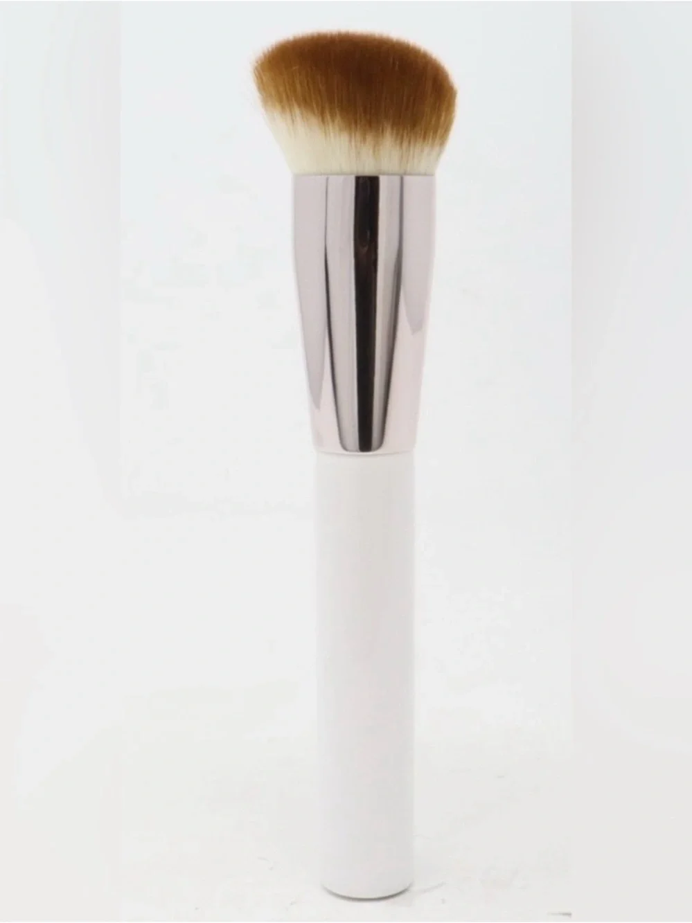 Crème de la Mer Angled Foundation Brush - White/ Silver•MSRP $90.00 BNIN